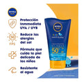 Protector solar corporal NIVEA SUN Kids Swim & Play para piel sensible de los niños fps 50+ 150 ml