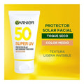 Protector solar facial Garnier Skin Active antioleosidad toque seco crema tono medio fps 50+ con vit c 40 ml